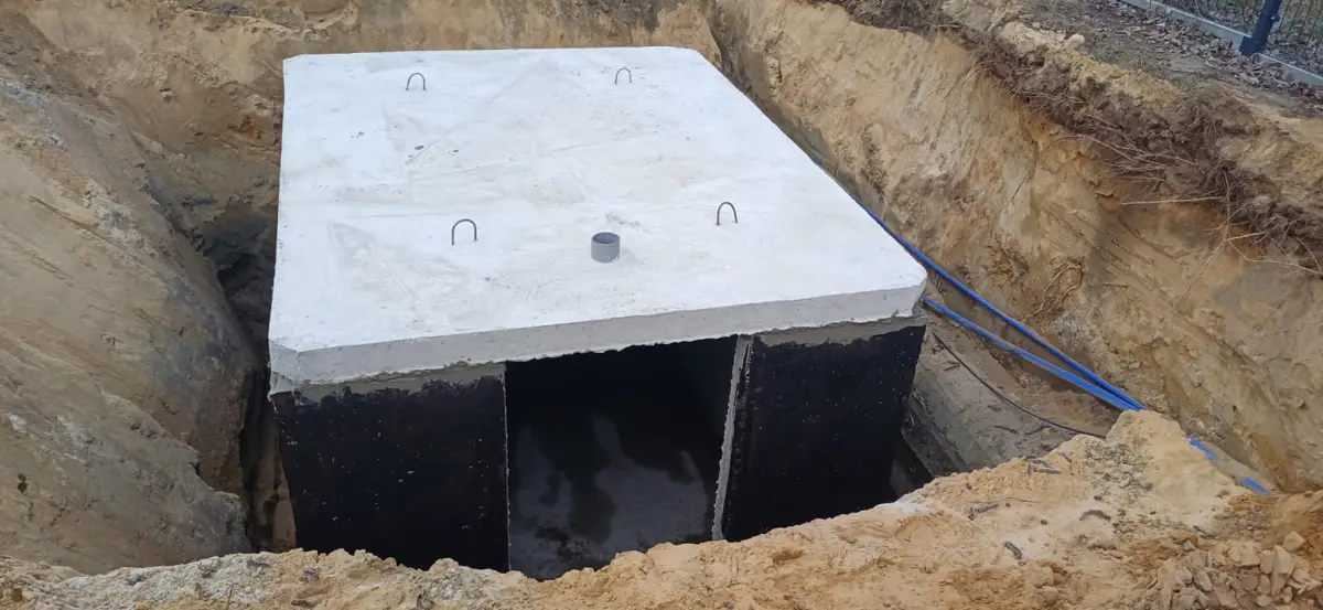 Zbiornik betonowy z płytą górną