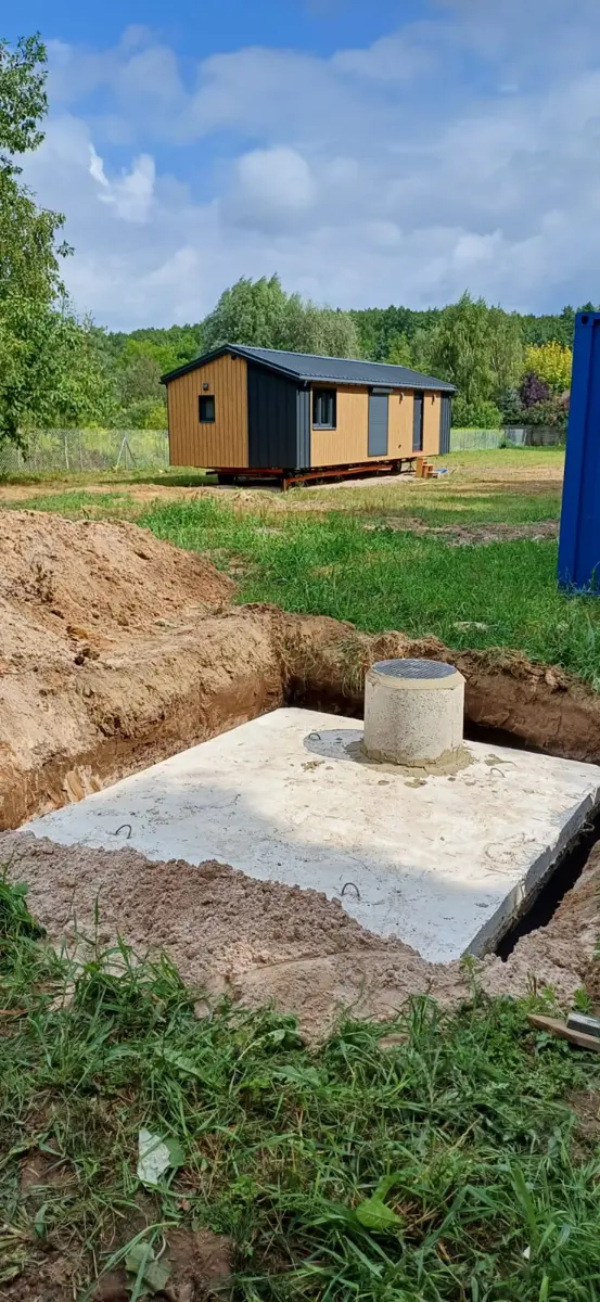Zbiornik z kominkiem rewizyjnym na działce