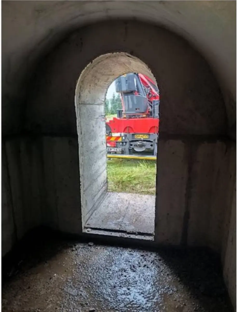 Wnętrze piwniczki betonowej