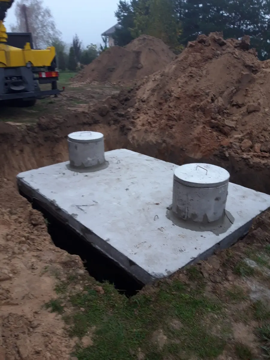 Zbiornik betonowy obok miejsca rozładunku