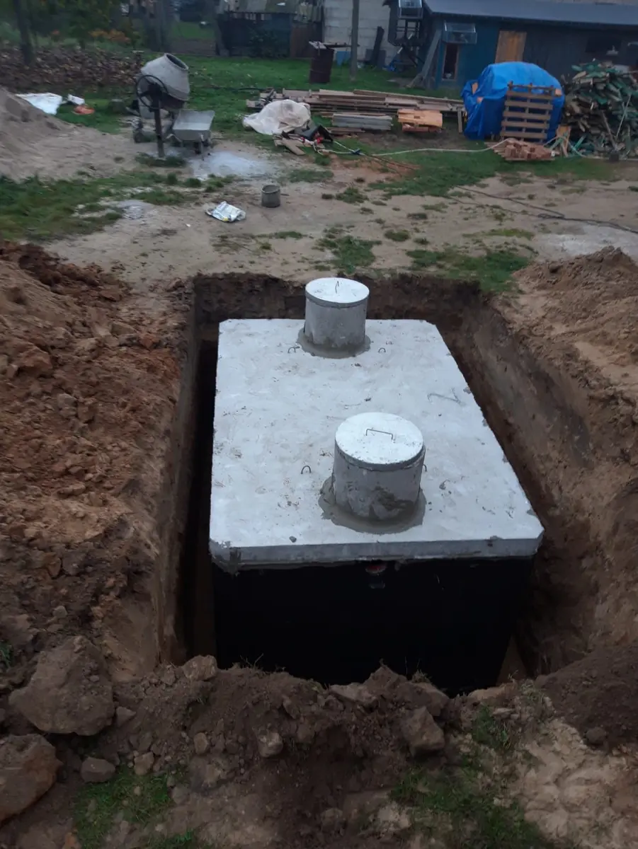 Zbiornik betonowy na posesji
