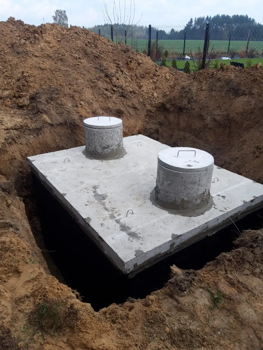 Zbiornik betonowy z dwoma kominkami