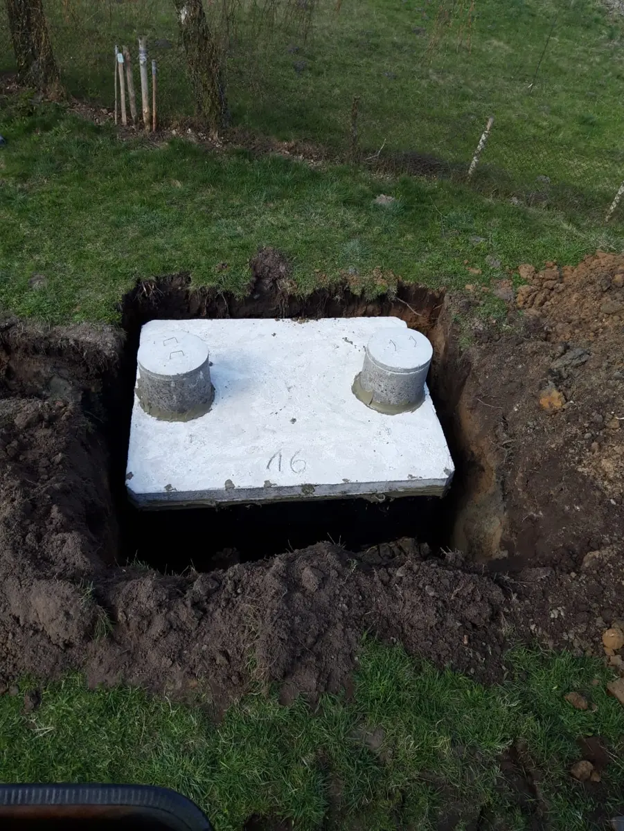 Zbiornik betonowy na terenie zielonym